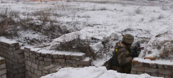 Окупанти на Донбасі застосували артилерію, поранено мирного жителя та двоє українських захисників