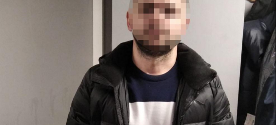 У Львові суд відправив у СІЗО 39-річного раніше судимого, який пограбував та побив власників квартири на Сихові