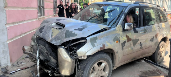 У Яворові п’яна водійка позашляховика збила поліцейську на тротуарі 