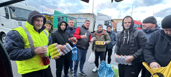 Польські волонтери передали понад тонну гуманітарки для українських далекобійників (ФОТО)