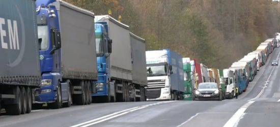 Блокада польських перевізників: у черзі на кордоні понад 2 тис. вантажівок 