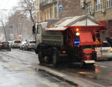 Вночі 10 піскорозкидувачів посипали вулиці Львова від ожеледиці