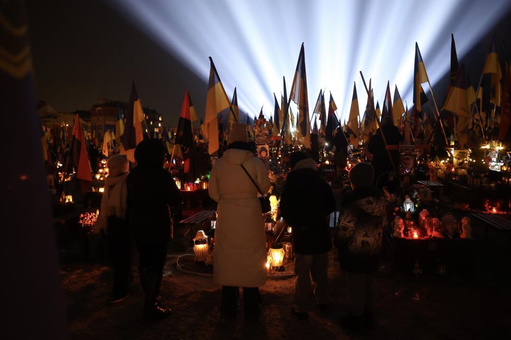 Над могилами українських Героїв у Львові засвітили промені пам'яті (ФОТО)