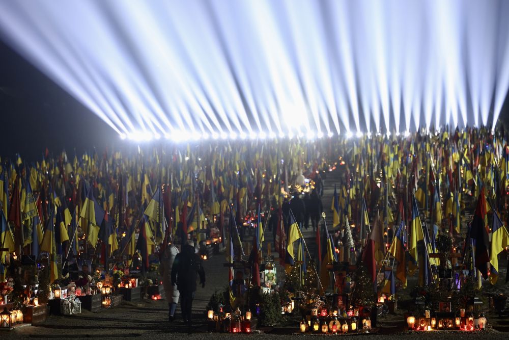 Над могилами українських Героїв у Львові засвітили промені пам'яті (ФОТО)