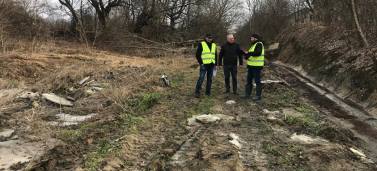 На території Яворова виявлено витікання невідомої речовини бурого кольору