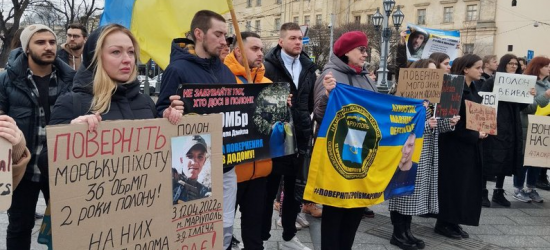 Родичі полонених бійців вийшли на акцію в центрі Львова