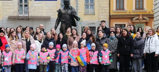 Спільнота ЛНУ ім. І. Франка організувала флешмоб до 75-річчя від дня народження Володимира Івасюка