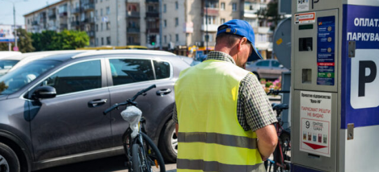 Львівська міськрада шукає операторів для обслуговування платних паркувальних майданчиків 