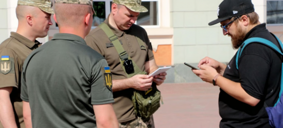 Чоловіки від 18 до 60 років повинні носити з собою військовий квиток, дійсність якого будуть перевіряти в електронному реєстрі