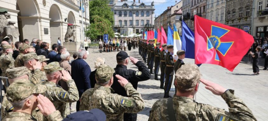 День міста Львова: на пл. Ринок замайоріли прапори військових та оборонних сил України (ФОТО)