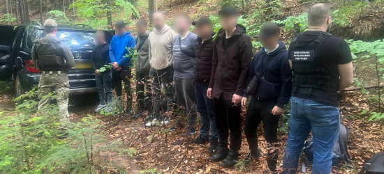 Прикордонники затримали позашляховик з групою чоловіків, які намагались втекти до Румунії (ФОТО, ВІДЕО)