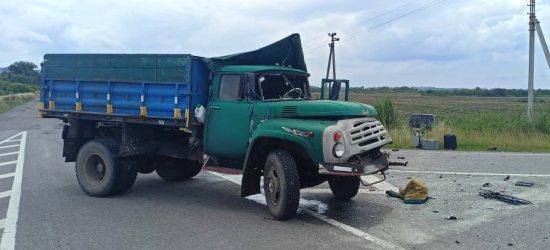 На Золочівщині водій вантажівки опинився у лікарні унаслідок зіткнення з бусом