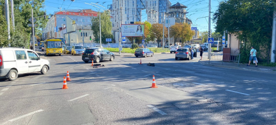 У Львові водій самоката потрапив до лікарні після зіткнення з BMW