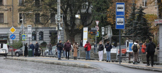 У Львові з понеділка ремонтуватимуть тротуар і зупинку на вул. Університетській