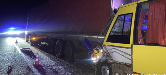 Автобус та фура зіткнулись на Львівщині: є загиблий, 9 травмованих