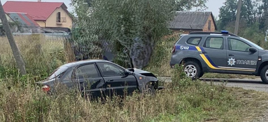 На автодорозі «Меденичі-Львів» авто злетіло з дороги: двоє травмованих