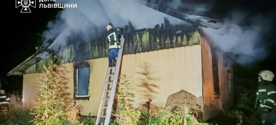 У Бориславі вночі рятувальники загасили масштабну пожежу в житловому будинку