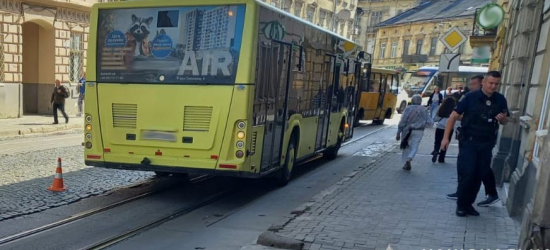 Автобус збив літню жінку у центрі Львова