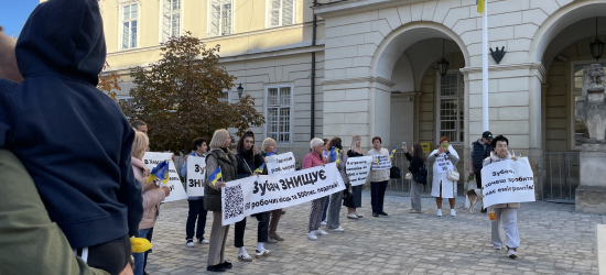 Пікет під Львівською міськрадою: від Садового вимагають не будувати бульвар на Чорновола, зносячи МАФи