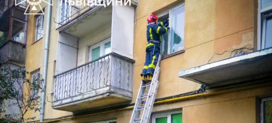 У Львові рятувальники допомогли медикам потрапити до квартири, де перебувала літня жінка