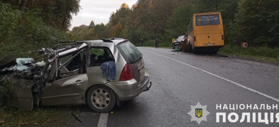 Легковик та автобус зіткнулись на Львівщині: четверо травмованих