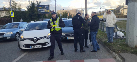 На перехресті Бойчука і Кн. Ольги у Львові зіткнулись два легковики, виник затор (ФОТО)