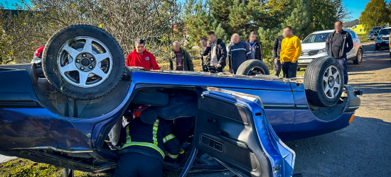 На Яворівщині авто злетіло з дороги та перекинулось: троє травмованих