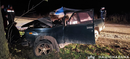 На Львівщині ВАЗ врізався у дерево: одна особа загинула, троє травмовано