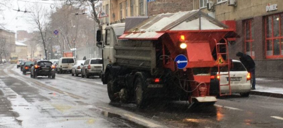 Вночі 10 піскорозкидувачів посипали вулиці Львова від ожеледиці