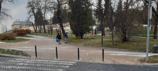 У Львові без попередження стовпцями перегородили в’їзд на територію управи архиєпархії УГКЦ