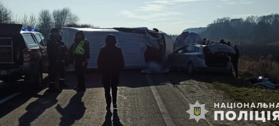 На Стрийщині зіткнулись два буси та легковик: одна людина загинула, одна травмована