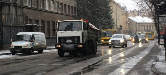 Для посипання доріг Львова вночі використали 63 кубометри протиожеледних матеріалів