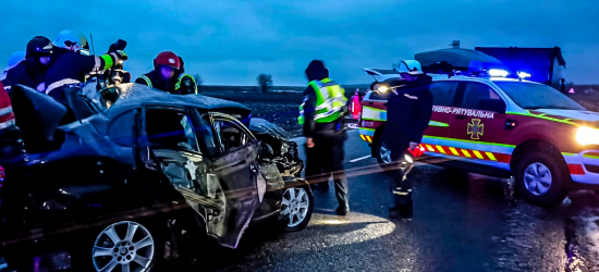 Рятувальники Львівщини показали, як вивільняли з деформованого авто водійку (ФОТО)