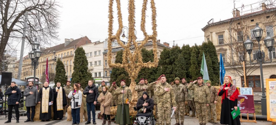 Галицькі десантники допомогли створити найбільший в Україні Тризуб із дідухів