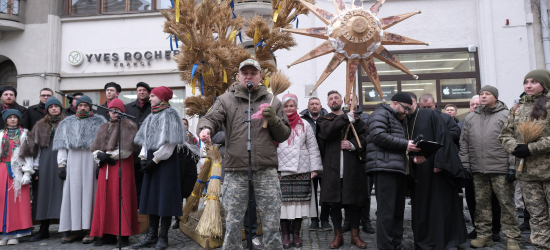 На площі Ангелів у Львові встановили різдвяного дідуха (ФОТО)