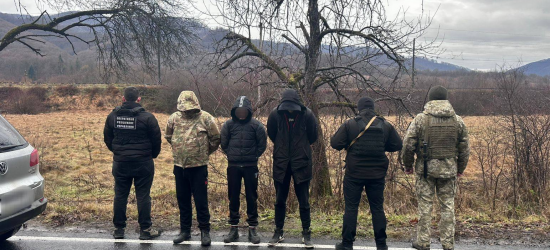 Долучились до траурного кортежу, щоб втекти за кордон: на Закарпатті затримали переправників з ухильниками