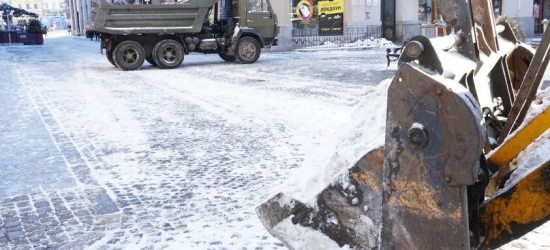 Від снігу вулиці Львова очищає 76 спецмашин та 1330 двірників