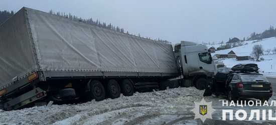 Унаслідок зіткнення з фурою на Стрийщині травми отримала водійка Skoda