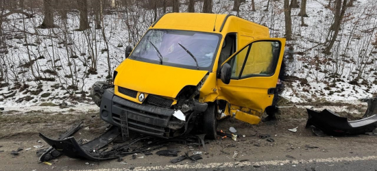 Унаслідок зіткнення з бусом поблизу Львова травмовані водій та пасажирка легковика