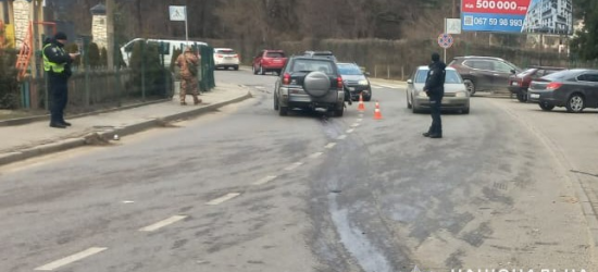 Налиганий водій у Брюховичах протаранив паркан, електроопору, припарковане авто та збив чоловіка