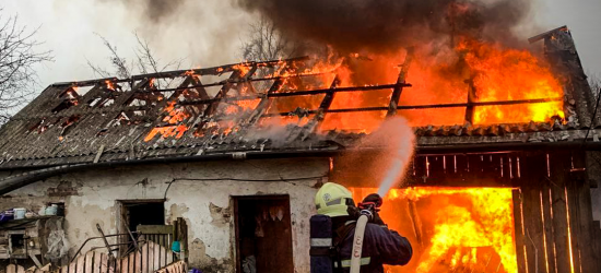 На Яворівщині вогонь ледь не знищив господарську будівлю