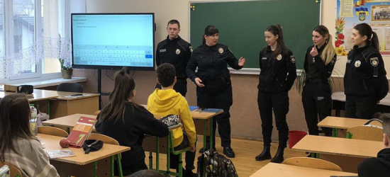 Поліцейські Львівщини проводять лекції в школах для протидії маніпуляціям ворога