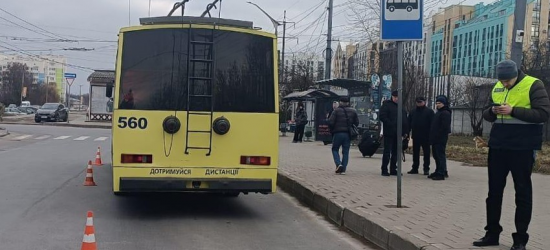 У Львові на зупинці тролейбус смертельно травмував літню жінку  