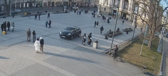 У Львові патрульні затримали п’яного 18-річного водія, який їздив на площі перед Оперним театром (ВІДЕО)