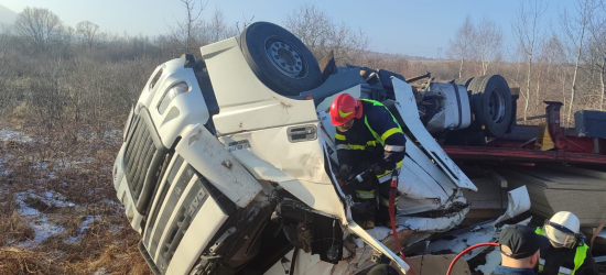 На Франківщині перекинулась вантажівка, водія деблоковували рятувальники