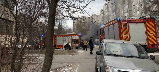 У підземному гаражі на Науковій у Львові виникла пожежа, на місці є рятувальники і поліція