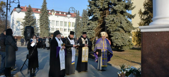 У третю річницю російського вторгнення у Бродах відбувся Молебень за тих, хто боронить нашу землю