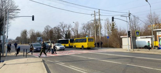 Біля АС-2 у Львові облаштовують нові світлофори