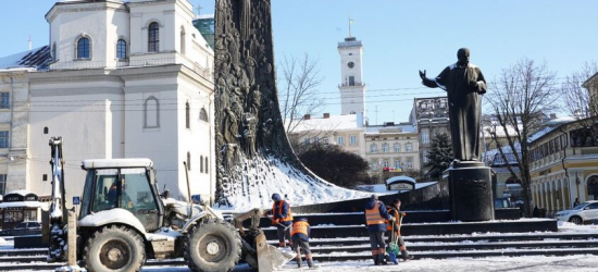 Уночі та вранці на вулицях Львова працювало понад півсотні одиниць спецтехніки