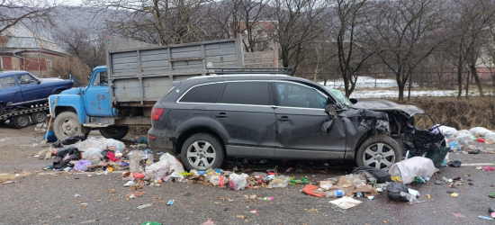 На Золочівщині легковик зіткнувся зі «сміттєвозом»: травмований пасажир вантажівки